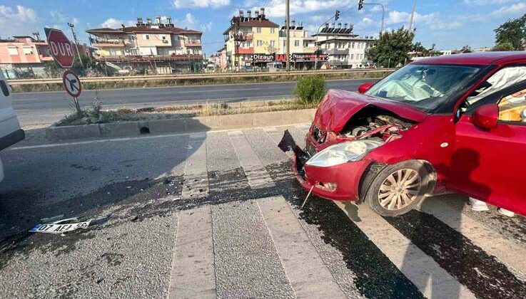 Manavgat’ta otomobil ile kamyonet çarpıştı: 1 yaralı