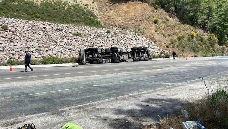 Zift yüklü tankeri taşıyan tır devrildi: 1 kişi yaralandı