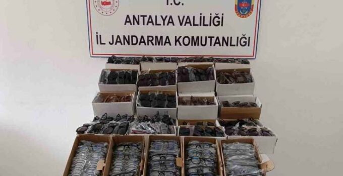 Gazipaşa’da araçta 3 bin kaçak gözlük ele geçirildi