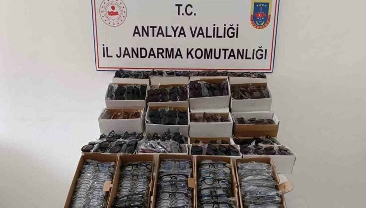 Gazipaşa’da araçta 3 bin kaçak gözlük ele geçirildi