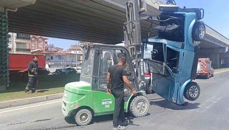 Turistler devrilen araçtan forklift yardımıyla çıkarıldı
