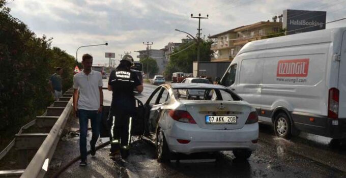 Serik’te seyir halindeki otomobil alev alev yandı
