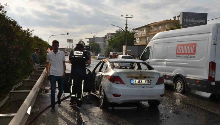 Serik’te seyir halindeki otomobil alev alev yandı