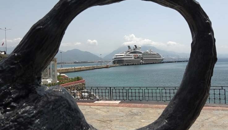 Alanya’ya kruvaziyerle 187 turist geldi