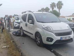Antalya’da emniyet şeridinde duran araca motosiklet çarptı: 1 ağır yaralı