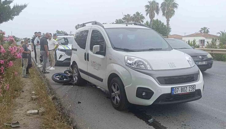 Antalya’da emniyet şeridinde duran araca motosiklet çarptı: 1 ağır yaralı