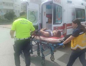 Kamyonete çarpmamak için motosikleti devirdi, kaskı hayatını kurtardı