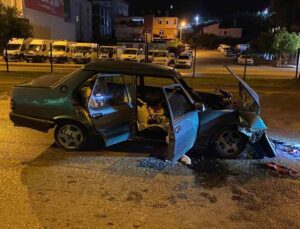 Tırla çarpışan Tofaş hurdaya döndü: 2 yaralı