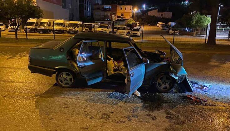Tırla çarpışan Tofaş hurdaya döndü: 2 yaralı