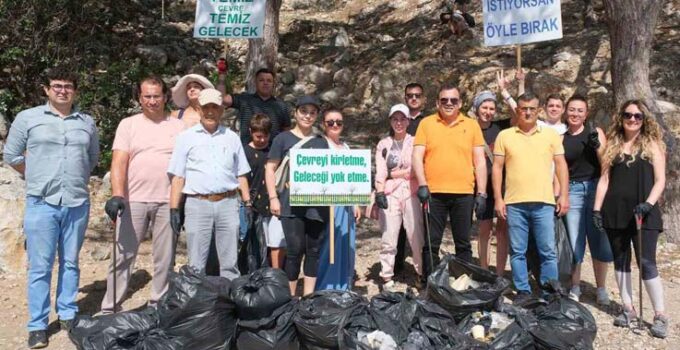Kemer’de yabancı uyruklu kadınlar belediye ile birlikte poşetler dolusu çöp topladı