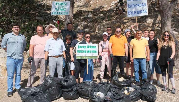 Kemer’de yabancı uyruklu kadınlar belediye ile birlikte poşetler dolusu çöp topladı
