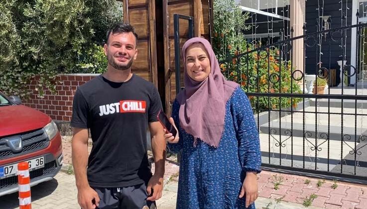 Yıllar önce kaybettiği telefonu geri gelmeyen turist, bulduğu telefonu sahibine teslim etti