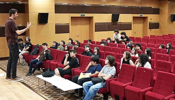 Kepez’de gençler münazara turnuvasında buluştu