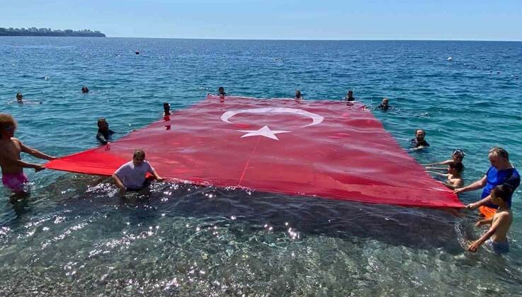 19 Mayıs’ı denizde dev Türk bayrağı açarak kutladılar