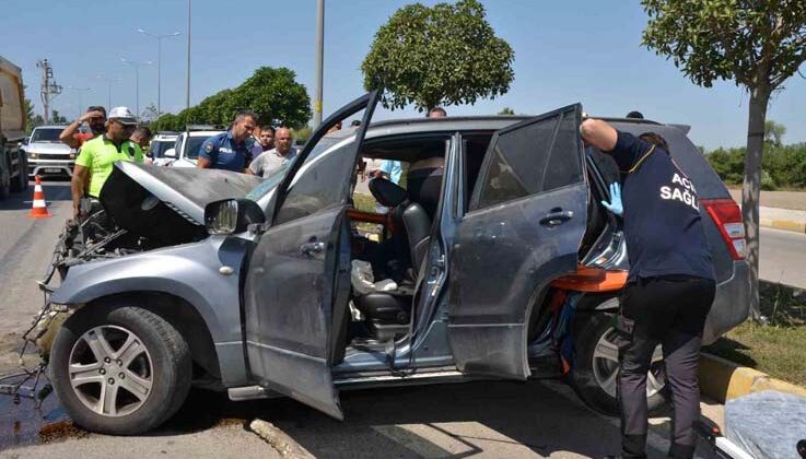 Antalya’da iş makinesi ile çarpışan otomobildeki sürücü ve eşi yaralandı