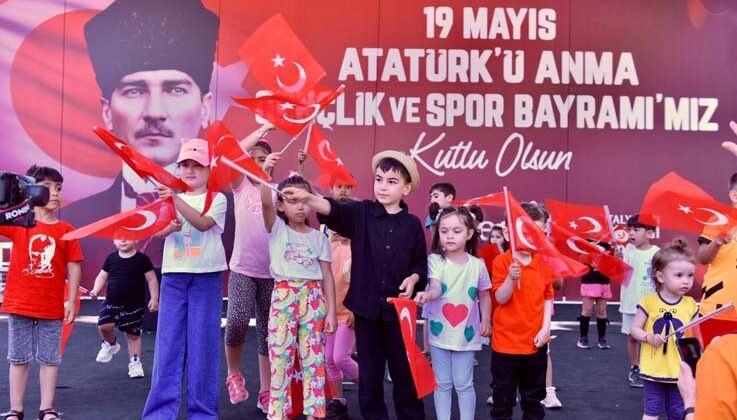 Kepez Belediyesi, “Sahne Senin” etkinliğiyle gençlere fırsat verdi