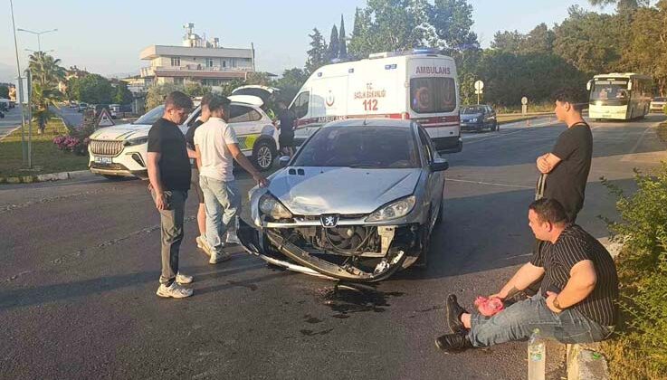 Manavgat’ta 2 otomobil çarpıştı: 3 yaralı