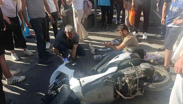 Yaya geçidinde motosikletler çarpıştı: 3 yaralı