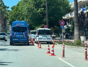 Başkasının kimliğini kullanan sürücü, 3 düzensiz göçmenle yakalandı