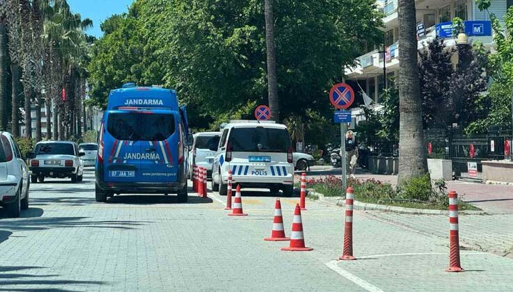 Başkasının kimliğini kullanan sürücü, 3 düzensiz göçmenle yakalandı
