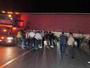 Tır sürücüsü direksiyon başında rahatsızlandı, yol trafiğe kapandı