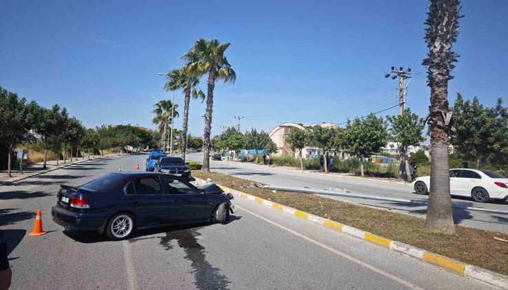 Önce kaldırıma, ardından direğe çarparak durabildi: 1 yaralı