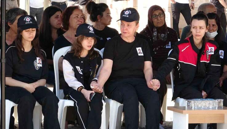 Babalarına, üniformasını giyerek veda ettiler