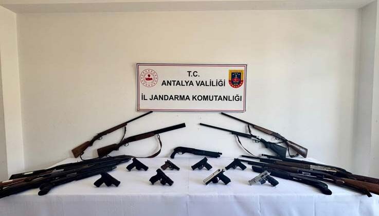 Alanya’da çok miktarda silah ve mühimmat ele geçirildi