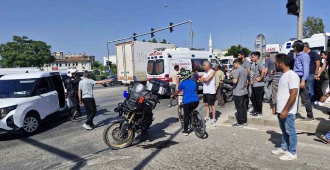 Otomobil ile Yunus polis ekibinin karıştığı kazada 1 polis memuru yaralandı