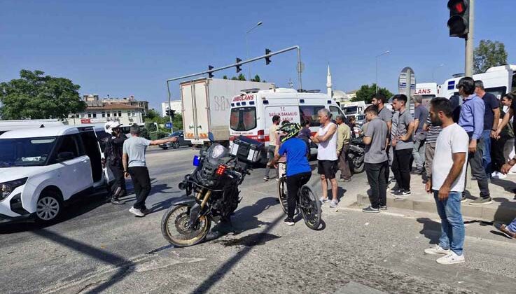 Otomobil ile Yunus polis ekibinin karıştığı kazada 1 polis memuru yaralandı