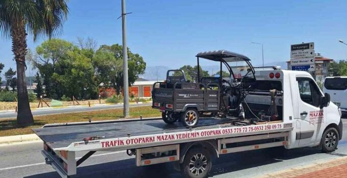 Direksiyon hakimiyetini kaybeden motorlu bisiklet devrildi: 2 yaralı