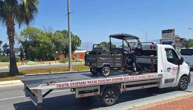 Direksiyon hakimiyetini kaybeden motorlu bisiklet devrildi: 2 yaralı