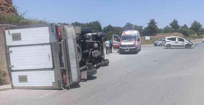 Ticari araç yandan çarptığı kamyoneti devirdi