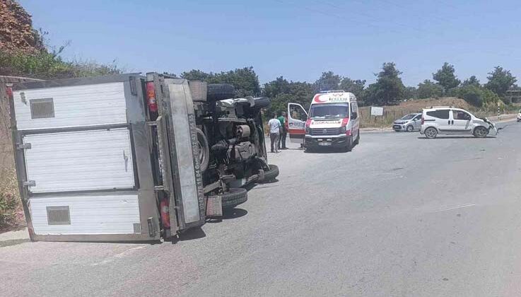 Ticari araç yandan çarptığı kamyoneti devirdi