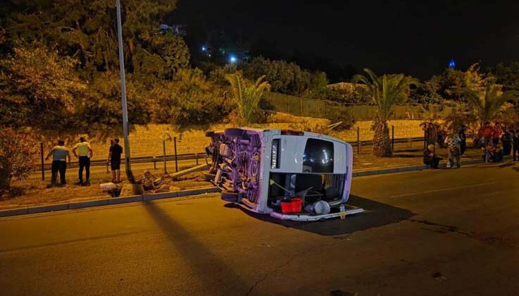 Alanya’da aydınlatma direğine çarpan minibüs devrildi