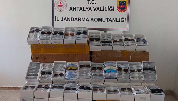 Antalya Gaziapaşa’da 15 bin adet kaçak güneş gözlüğü ele geçirildi