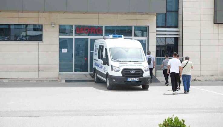 Babasının bıçaklayarak öldürdüğü gencin cenazesi morgdan alındı