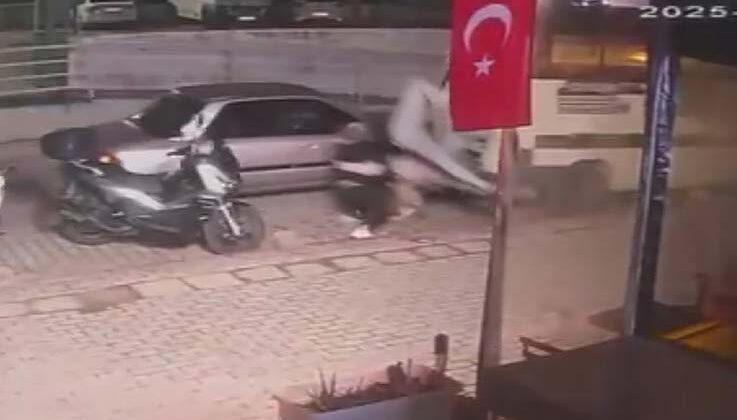 Sokakta tartıştığı kişilerin üzerine otomobil sürdü, gaza basıp kaçtı