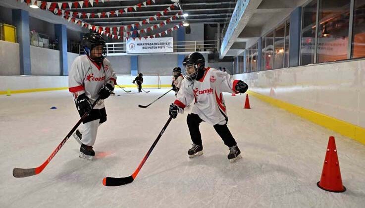 Sıcacık bir kentte buz gibi bir hayal: Muratpaşa’nın küçük hokeycileri