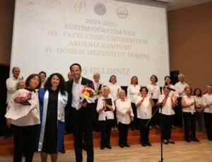 AÜ 60+ Tazelenme Üniversitesinde mezuniyet sevinci