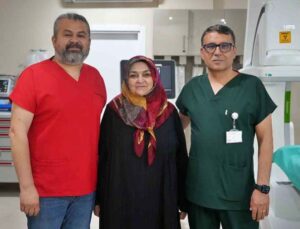 Antalya’da diz kireçlenmesine çift aşamalı tedavi: Yürüyemeyen hasta ayağa kalktı