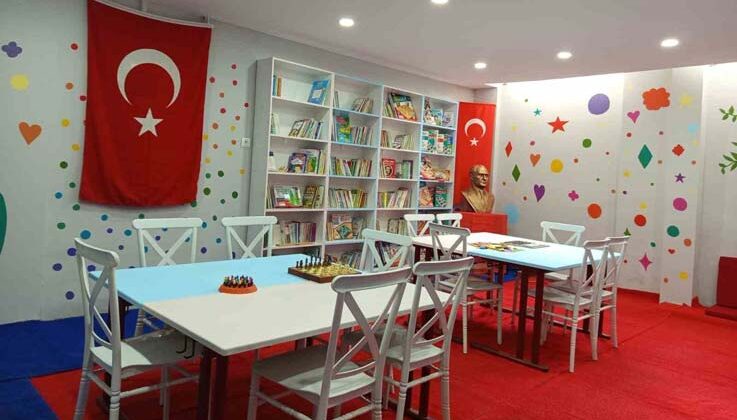 Akdenizli öğrenciler Hatay’da kütüphane kurdu