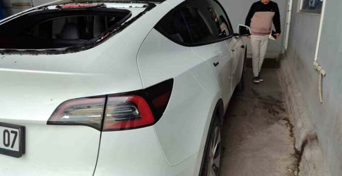 Serik’te dolu yağışı lüks otomobilin camlarını kırdı