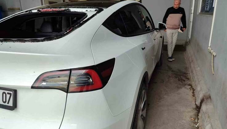 Serik’te dolu yağışı lüks otomobilin camlarını kırdı