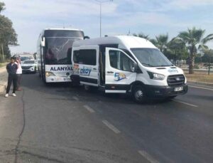 Yolcu otobüsü ile tur minibüsü çarpıştı: 1’i turist 2 yaralı