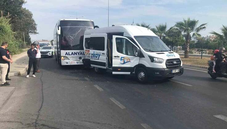Yolcu otobüsü ile tur minibüsü çarpıştı: 1’i turist 2 yaralı