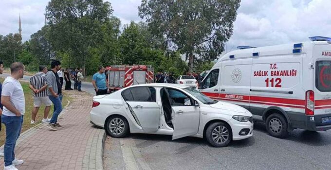 Manavgat’ta iki otomobil çarpıştı