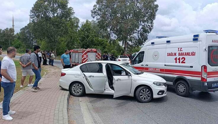 Manavgat’ta iki otomobil çarpıştı