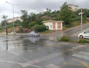 Yağışlı hava rampada kazaya neden oldu: 3 araç birbirine girdi, 1 yaralı