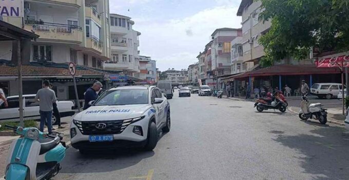 Kamyonete çarpmamak için frene bastı, elektrikli bisikletiyle devrildi: 1 yaralı